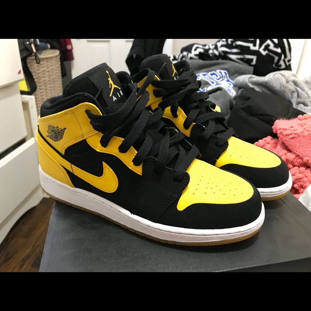 Jordan Mid 1s